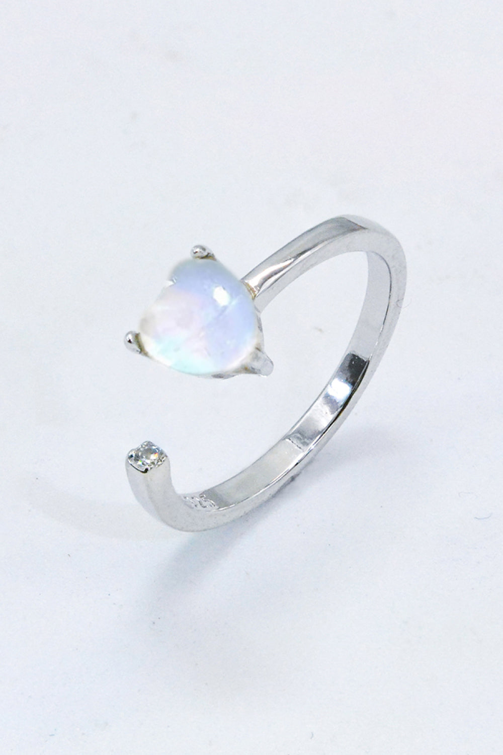 Anillo abierto ajustable con corazón de piedra lunar incrustado