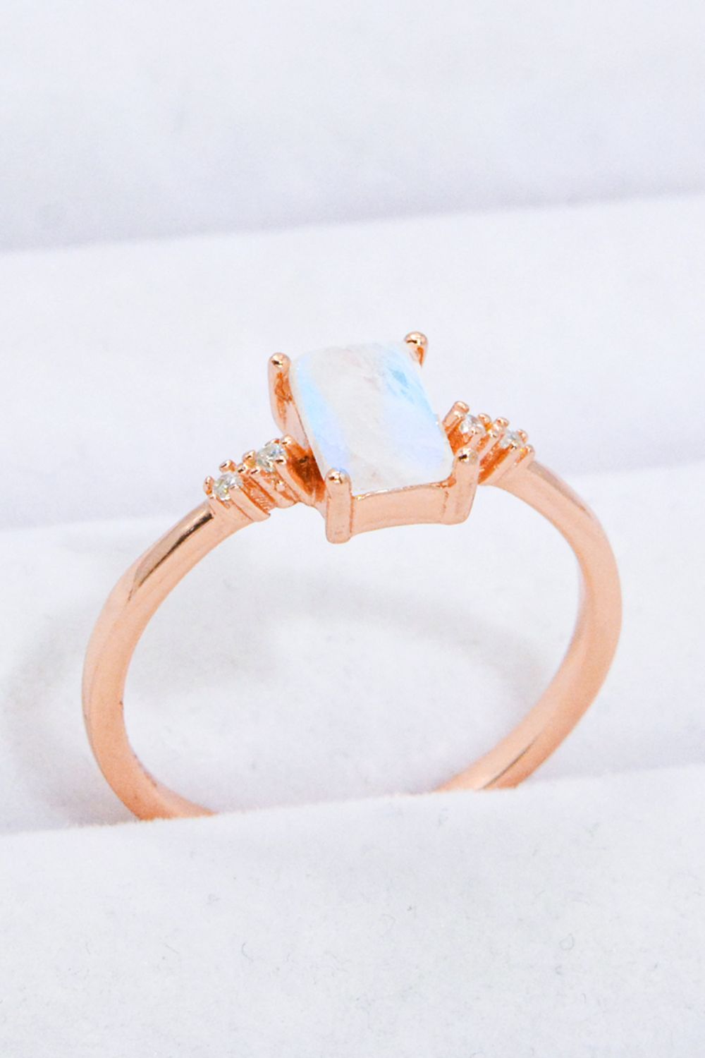 Anillo rectangular con piedra de luna natural