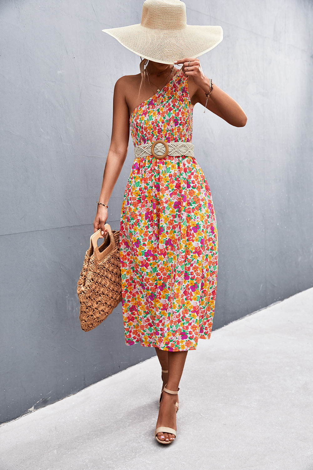 Vestido midi con hombros descubiertos y fruncido floral