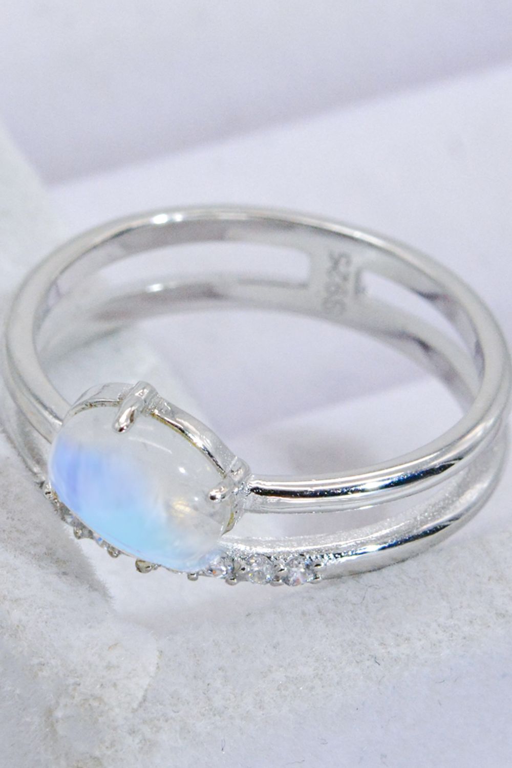 Anillo de doble capa con piedra de luna natural y circón