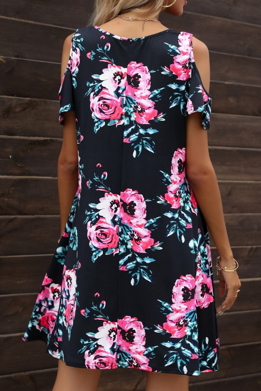 Vestido floral con hombros descubiertos y cuello redondo