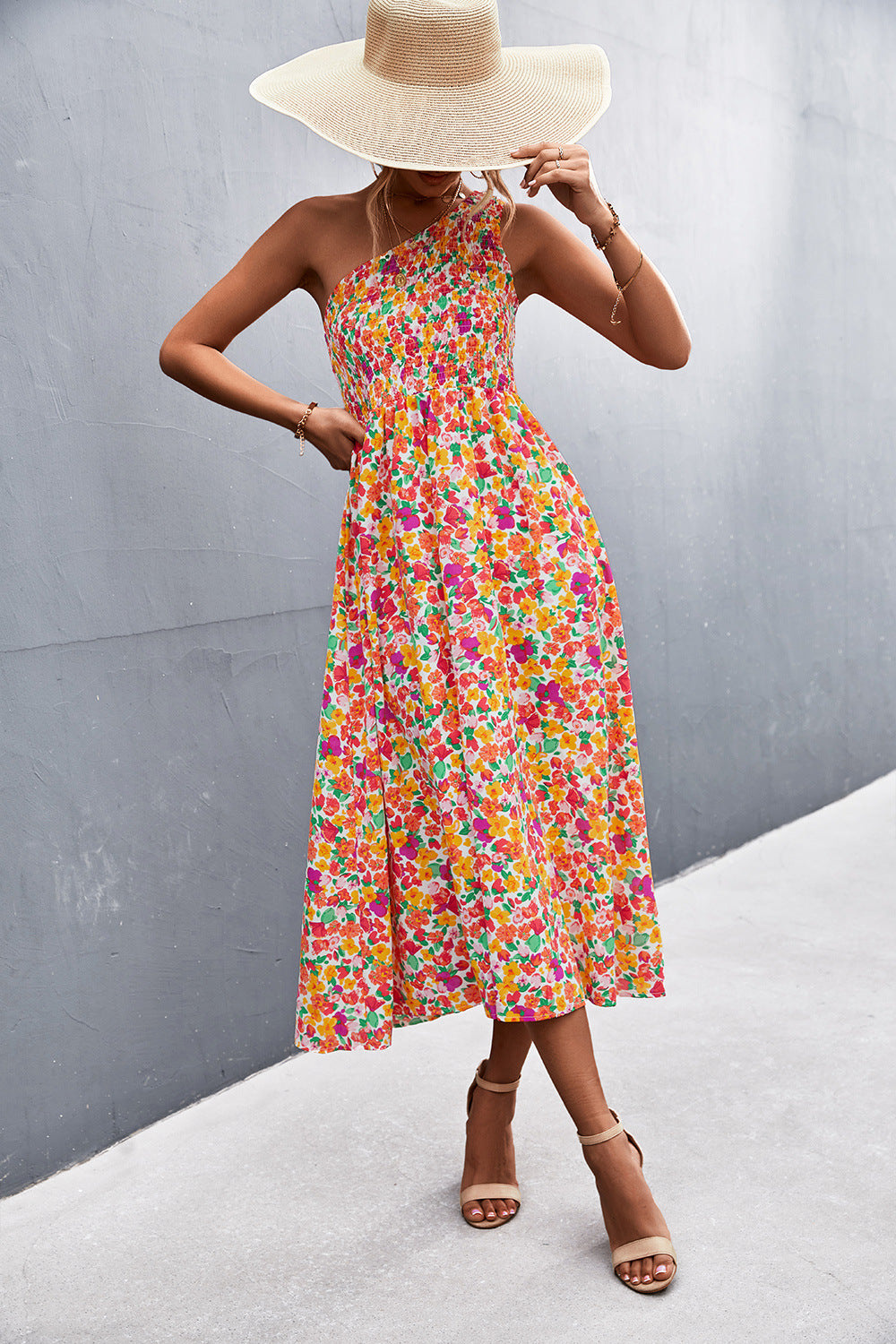 Vestido midi con hombros descubiertos y fruncido floral