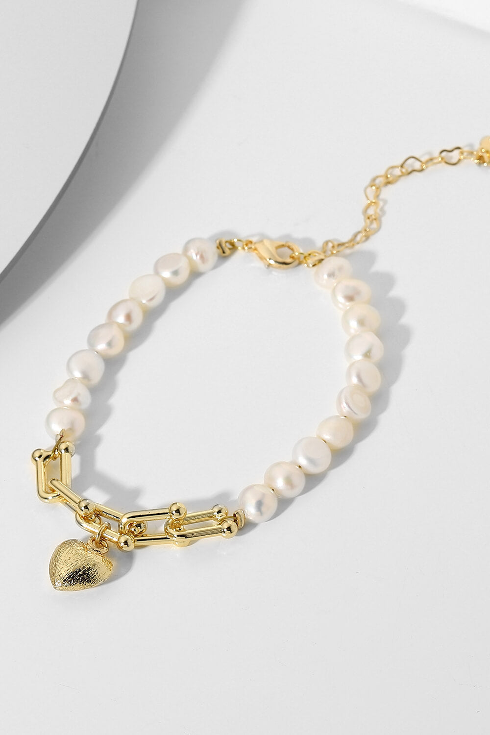 Pulsera de perlas con dije de corazón chapado en oro de 14 quilates