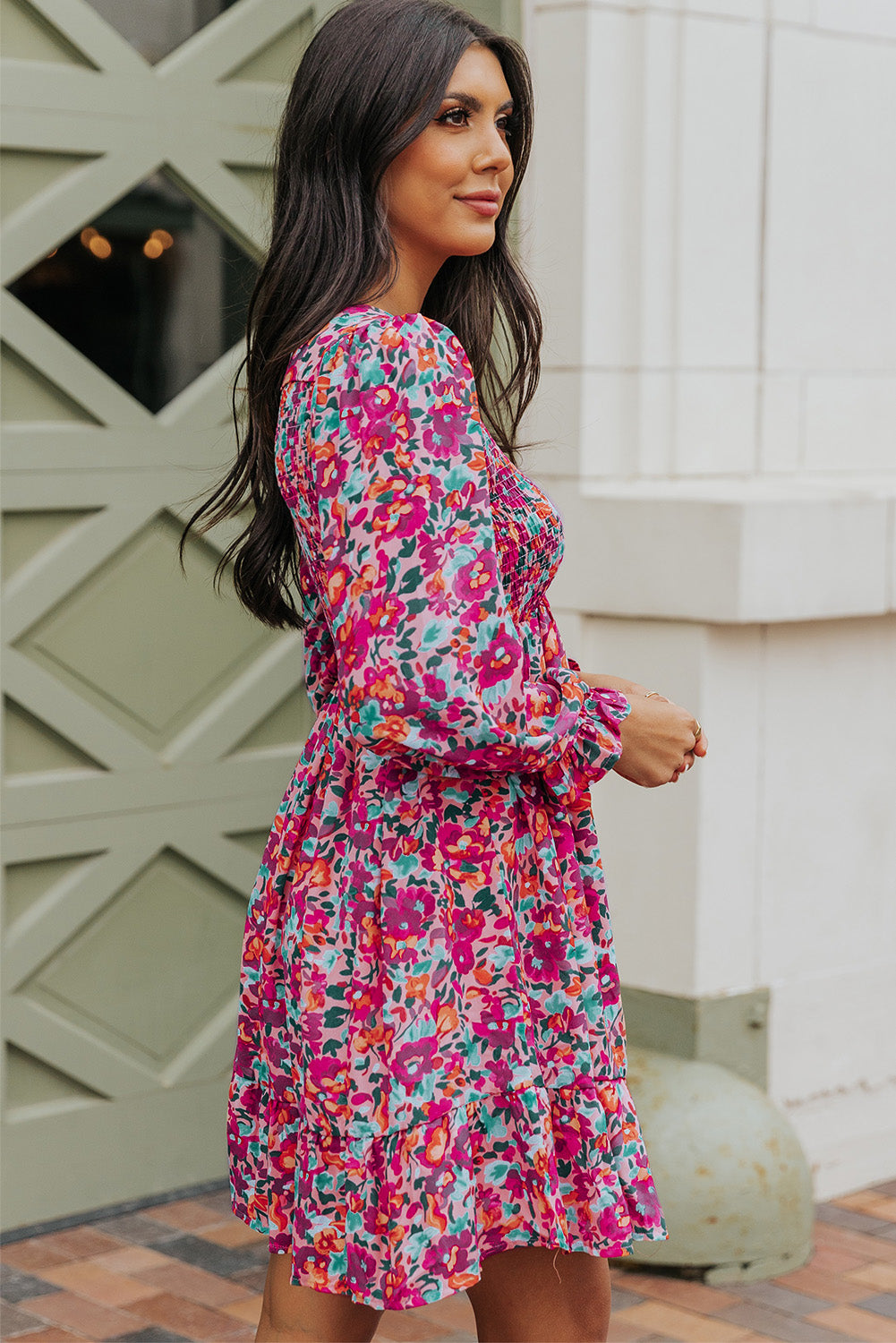 Vestido de manga volante con cuello en V y fruncido floral