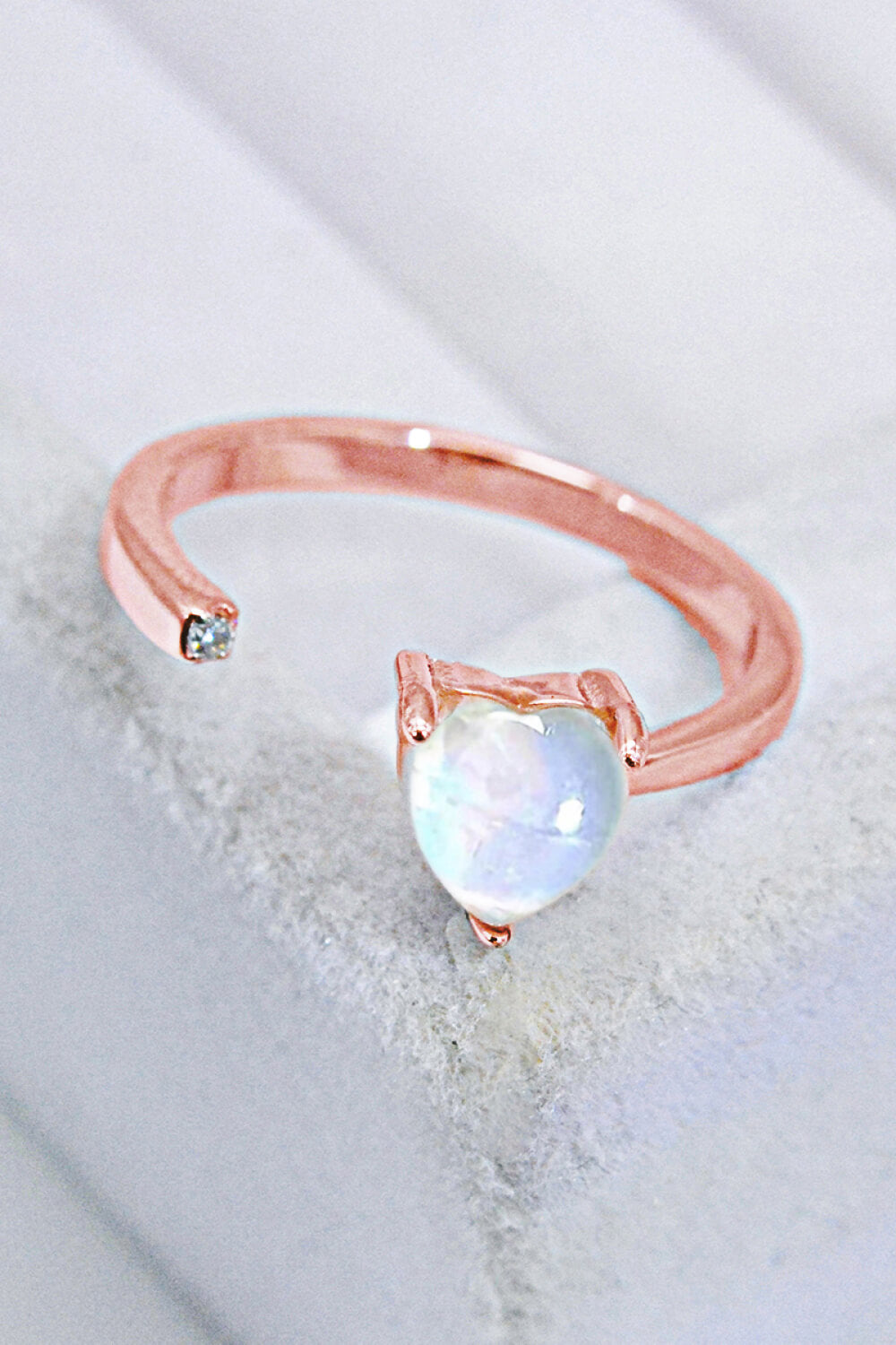 Anillo abierto ajustable con corazón de piedra lunar incrustado