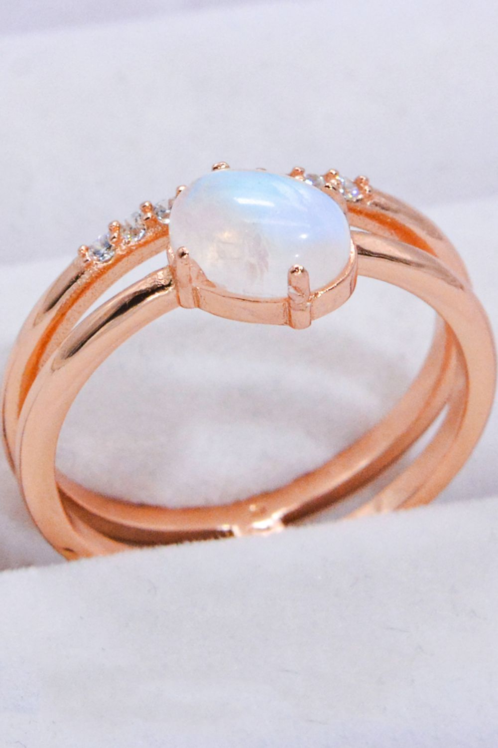 Anillo de doble capa con piedra de luna natural y circón