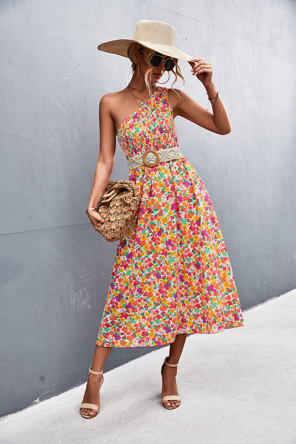 Vestido midi con hombros descubiertos y fruncido floral