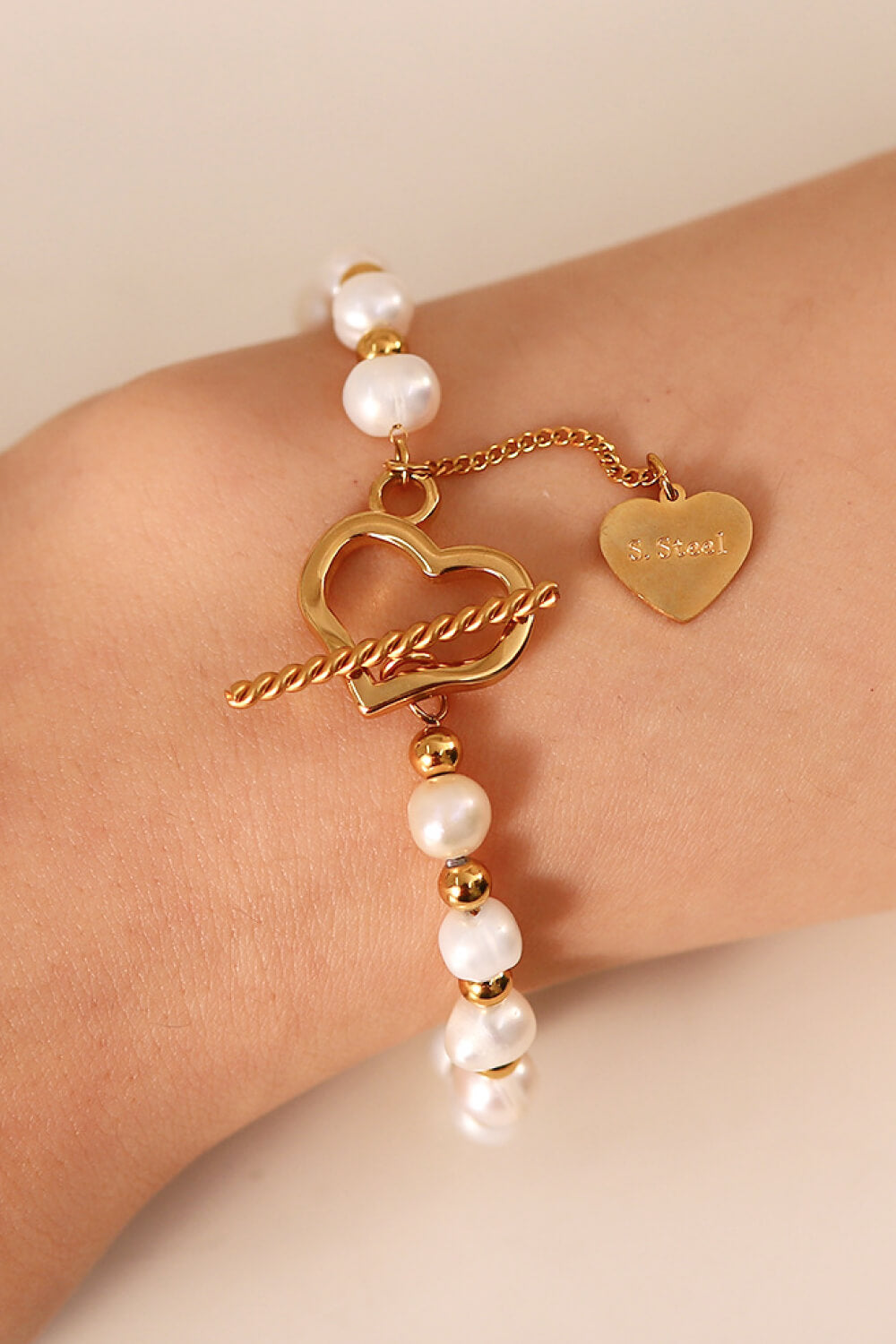 Pulsera con colgante de corazón y perlas de agua dulce