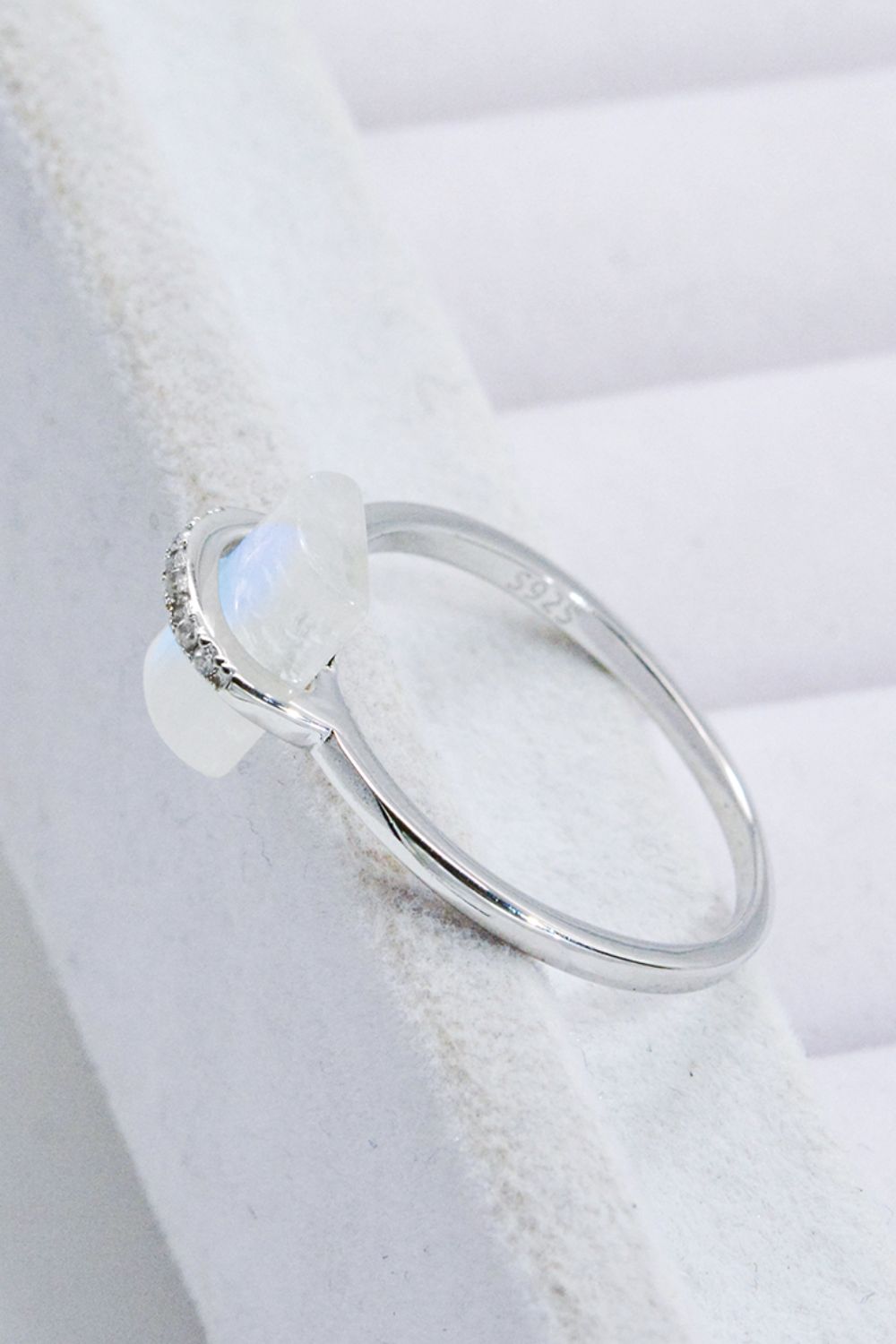 Anillo chapado en platino con piedra de luna natural