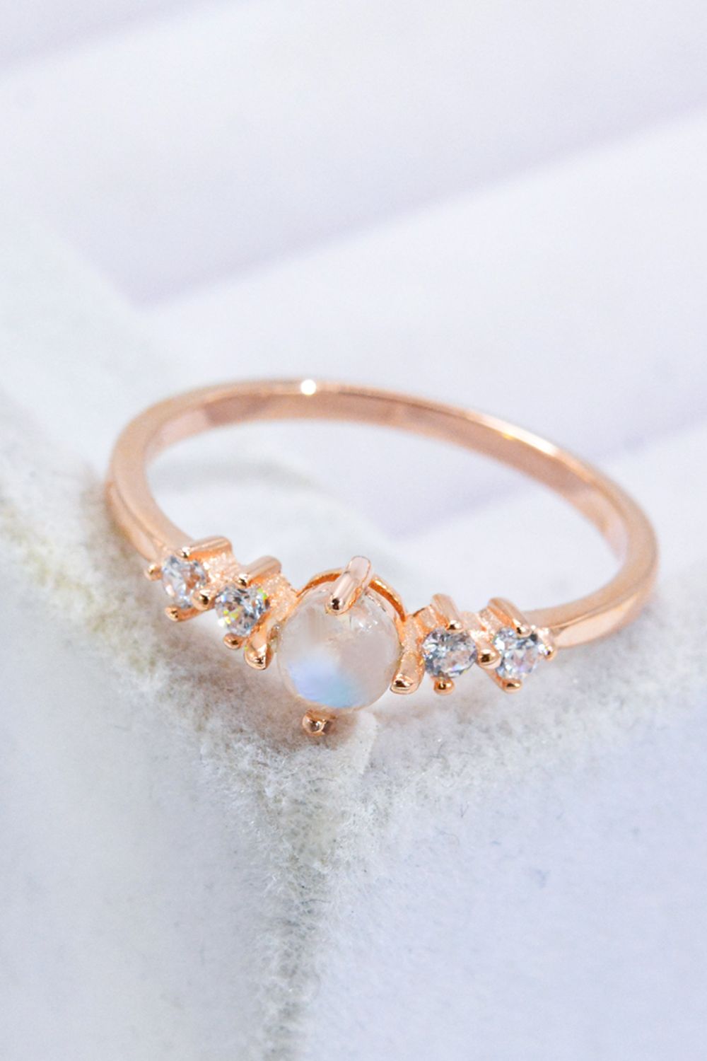 Anillo Chapado en Oro Rosa de 18K con Piedra de Luna Natural y Zirconias