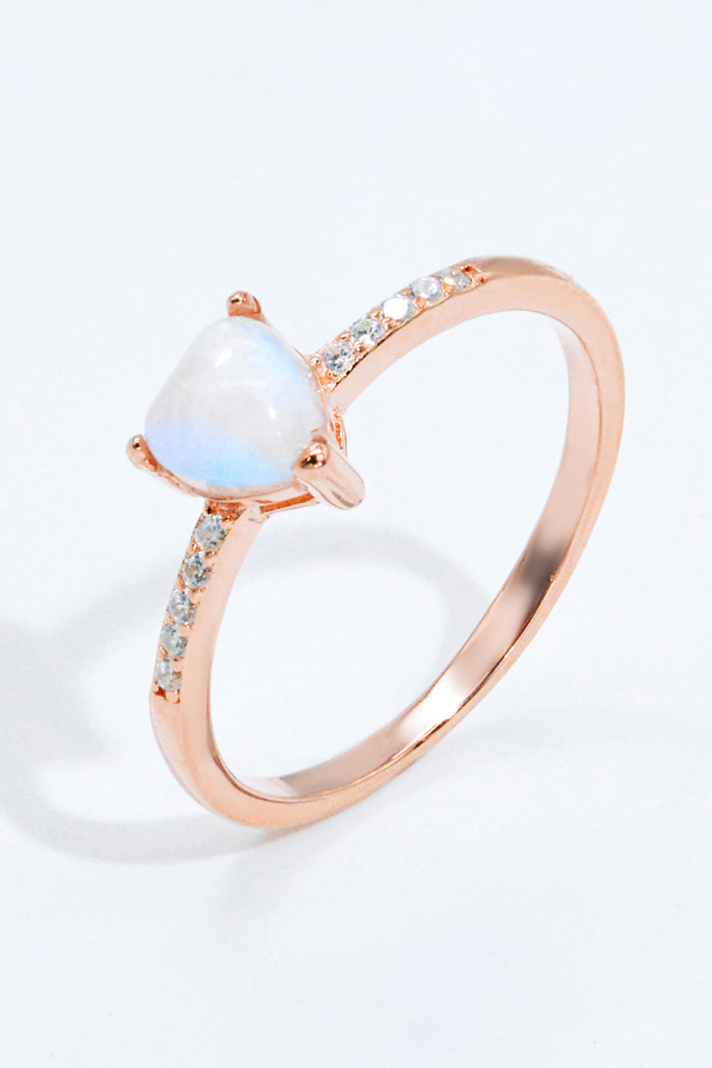 Anillo con baño de oro rosa de 18 quilates con corazón de piedra lunar natural