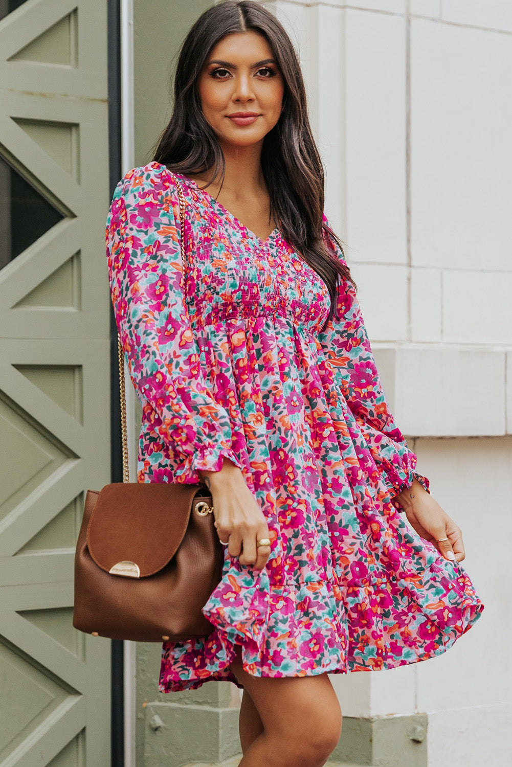 Vestido de manga volante con cuello en V y fruncido floral