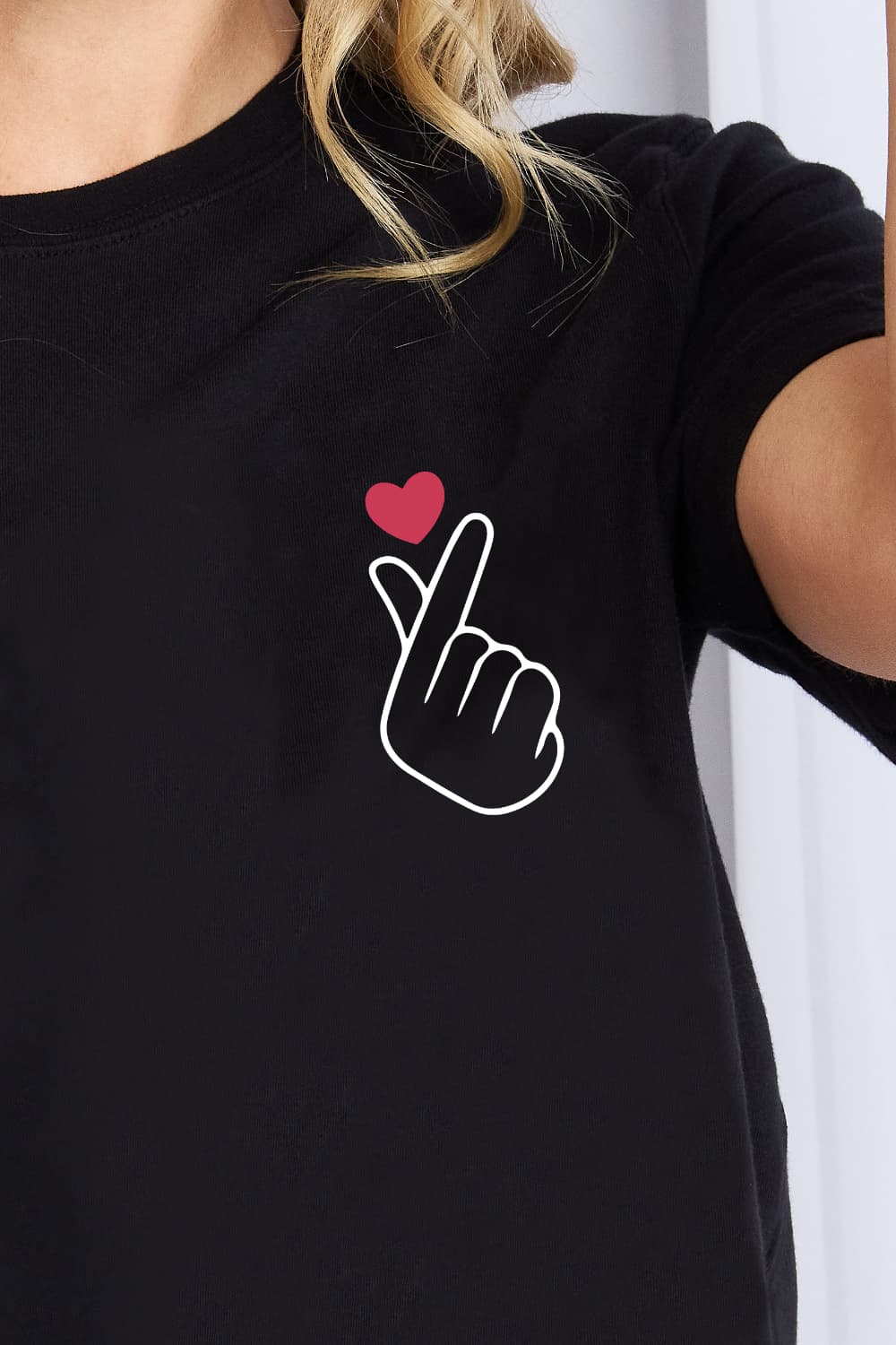 Simply Love Finger Heart Emoji camiseta de algodón con gráfico