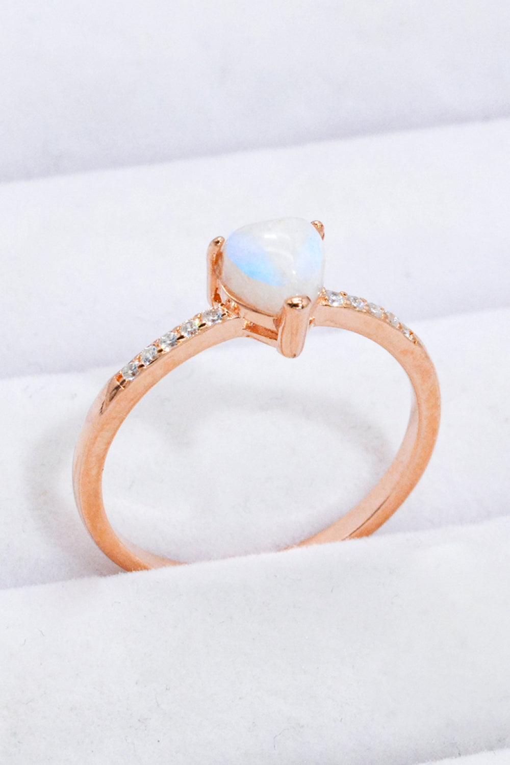 Anillo con baño de oro rosa de 18 quilates con corazón de piedra lunar natural