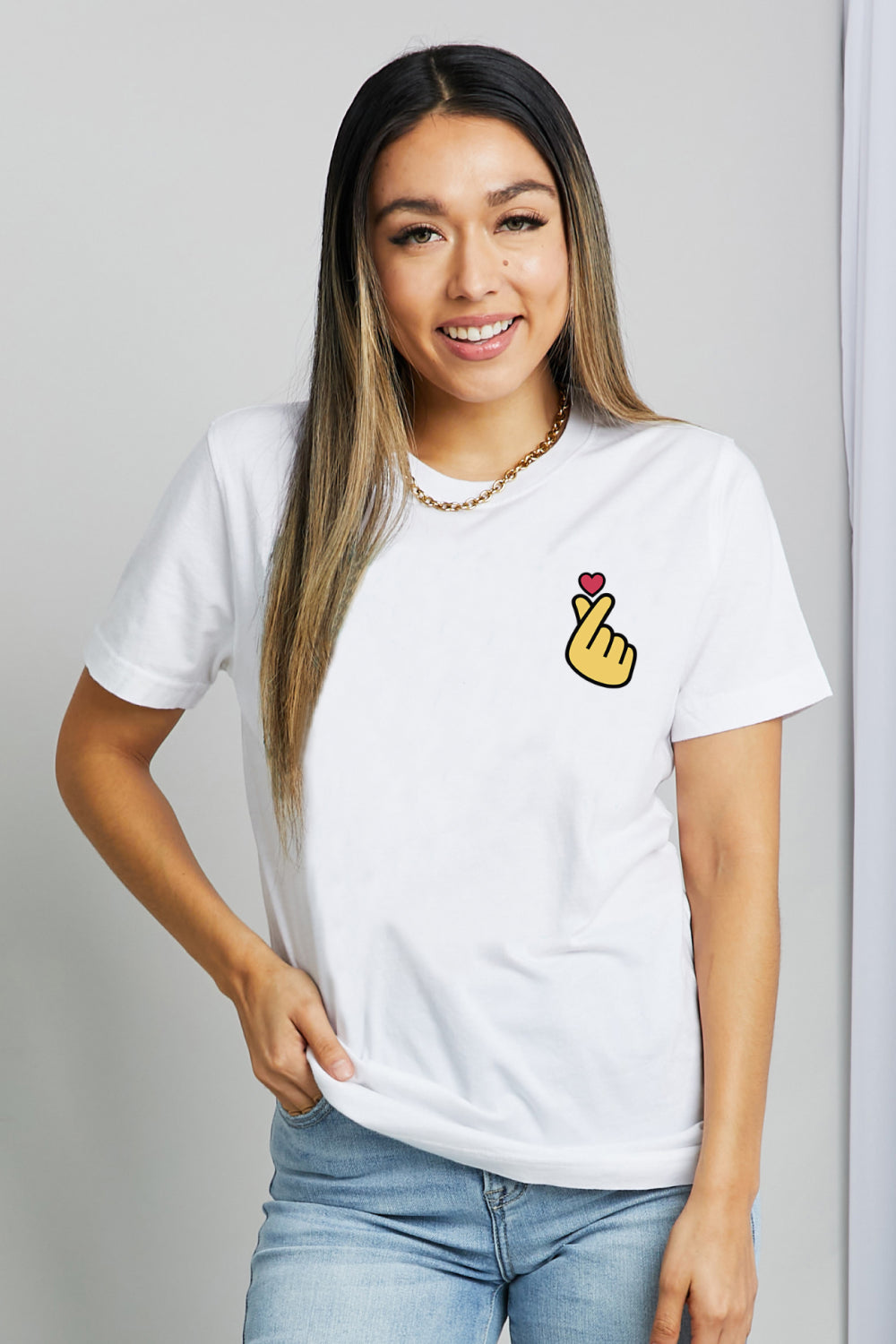 Simply Love Finger Heart Emoji camiseta de algodón con gráfico