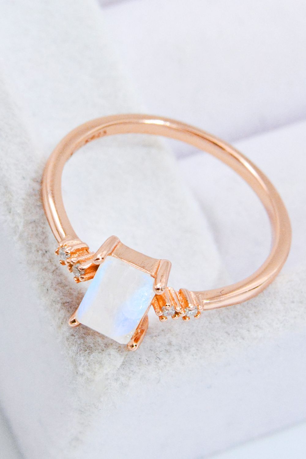 Anillo rectangular con piedra de luna natural