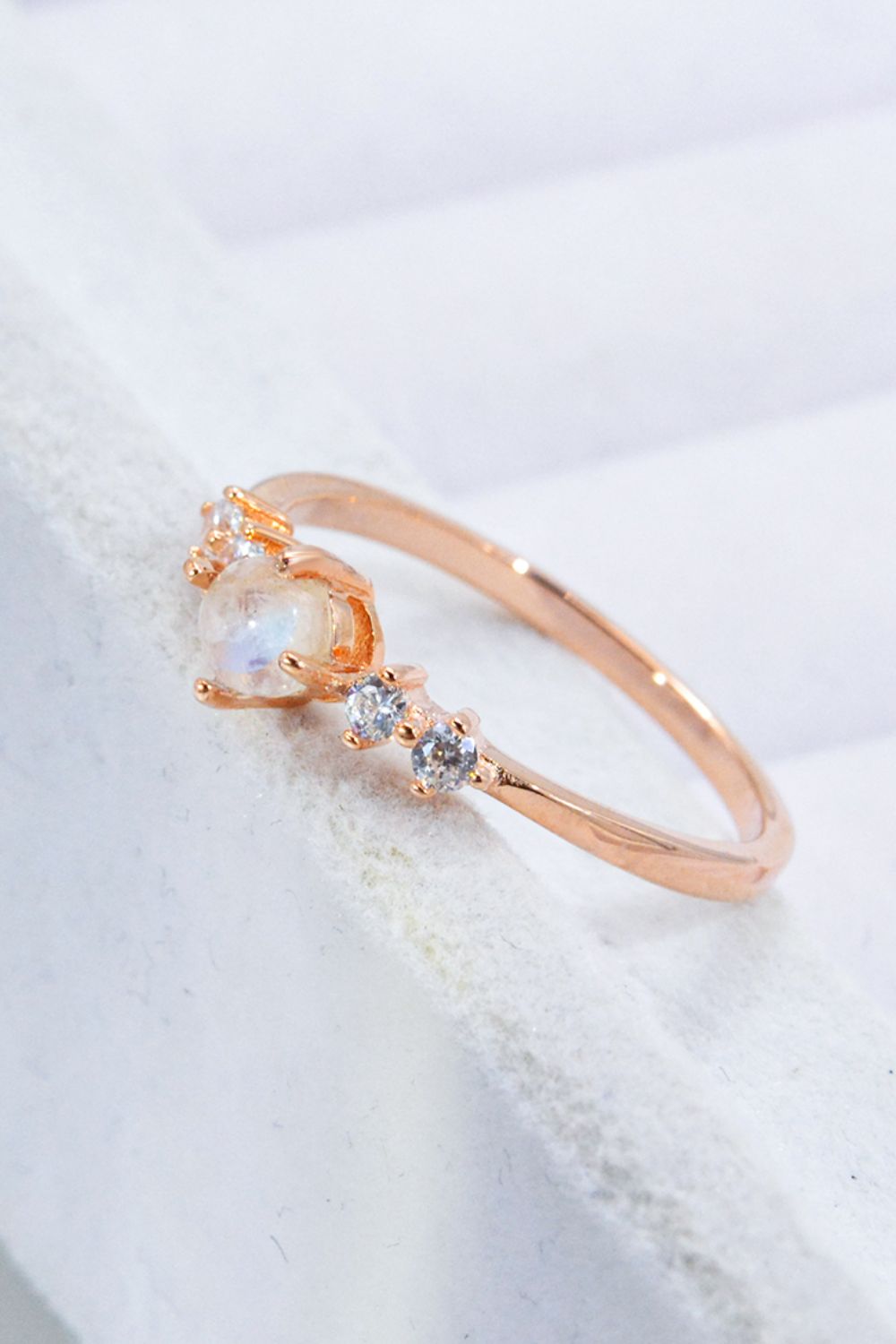 Anillo Chapado en Oro Rosa de 18K con Piedra de Luna Natural y Zirconias