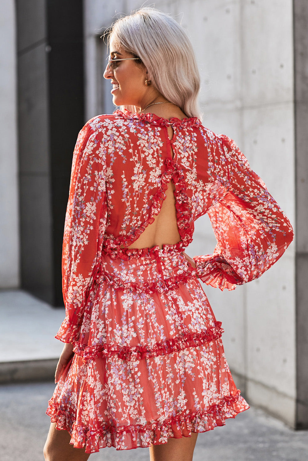 Vestido de manga escotada con volantes y ribete de volantes florales