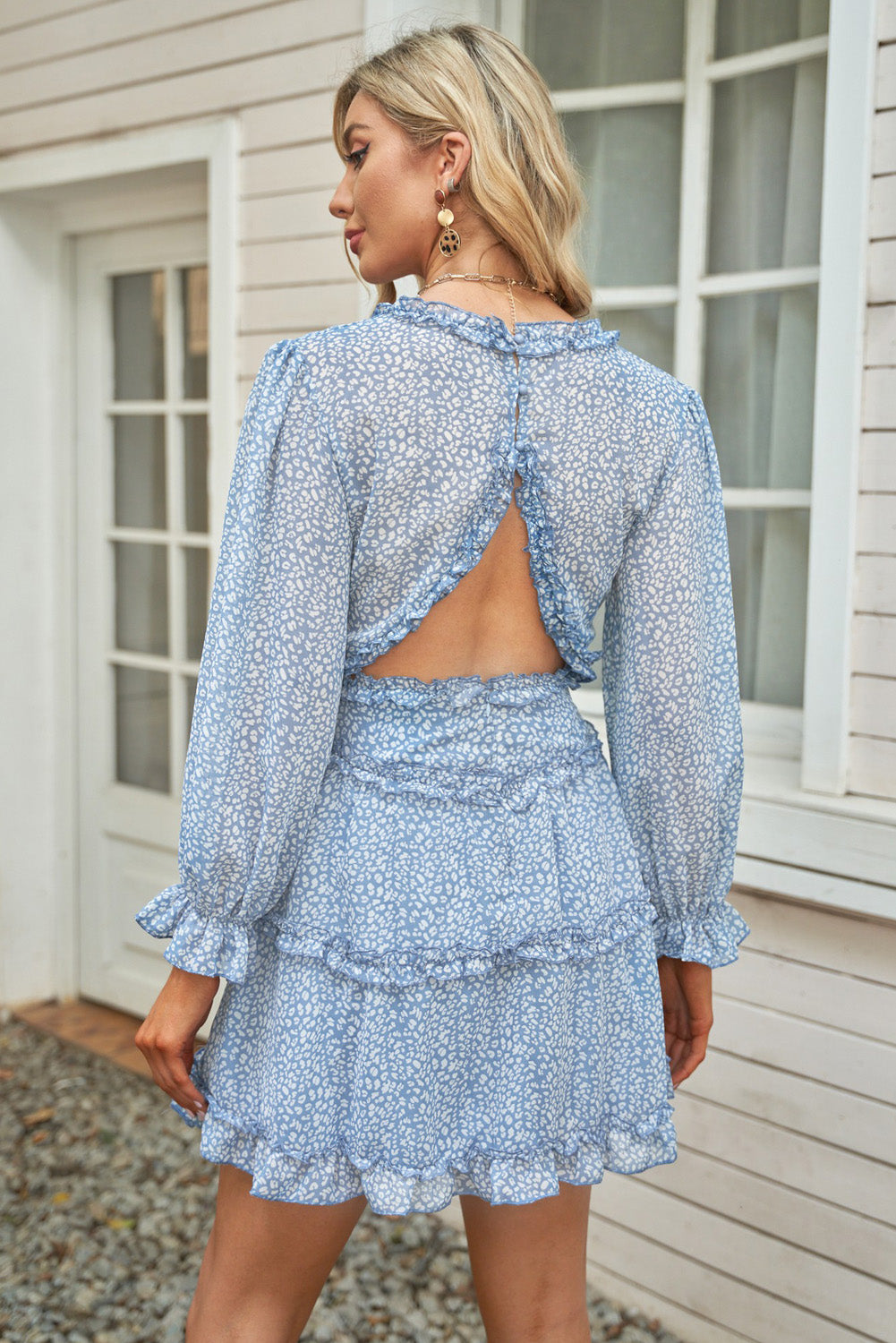 Vestido de manga escotada con volantes y ribete de volantes florales