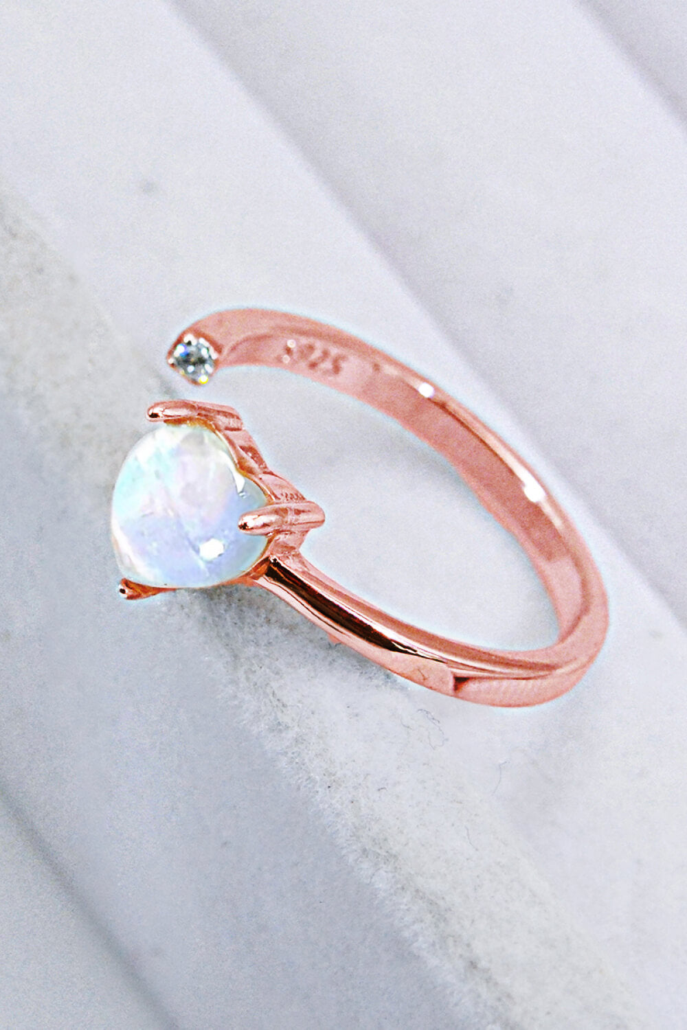 Anillo abierto ajustable con corazón de piedra lunar incrustado