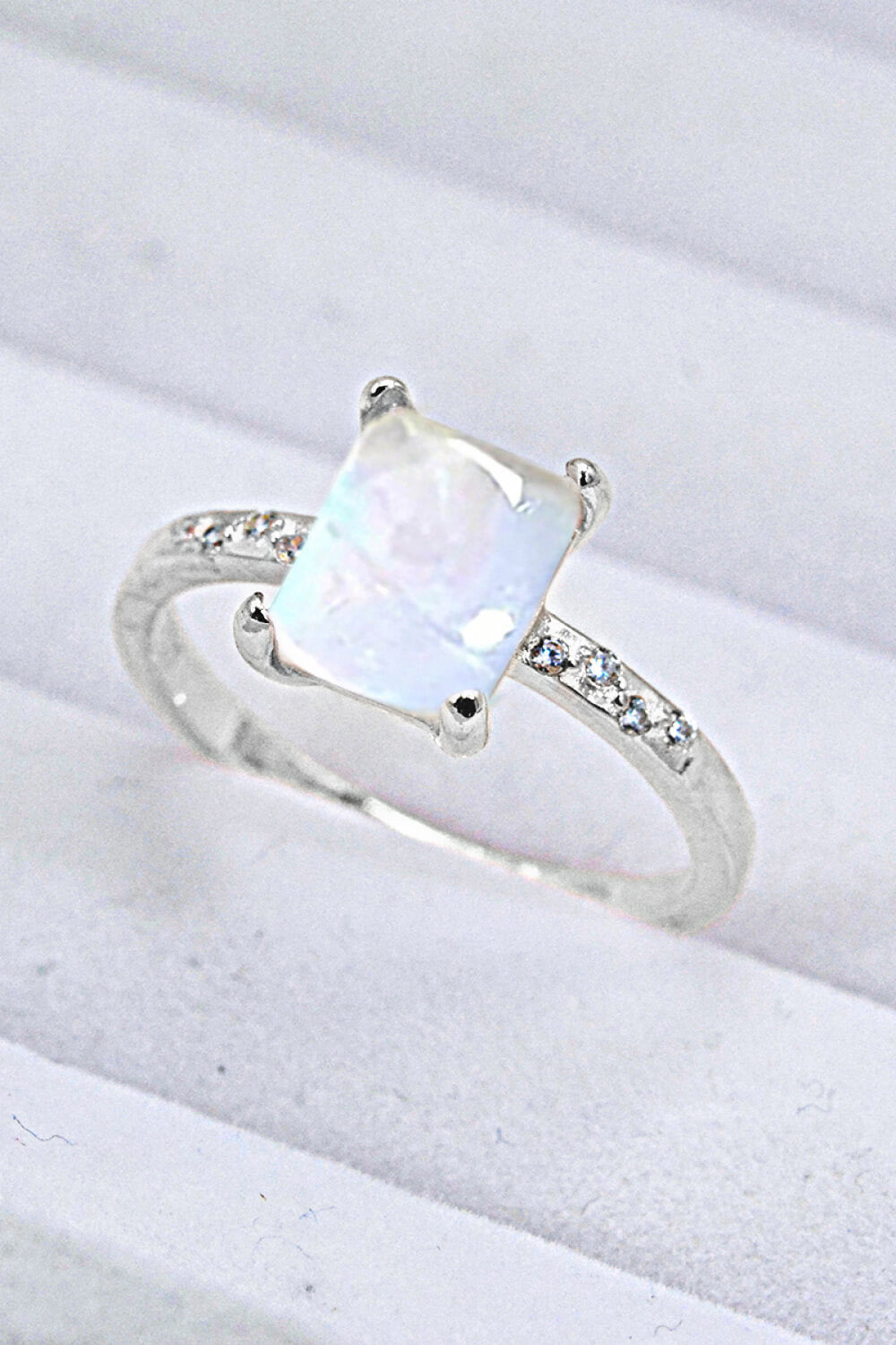 Anillo de piedra de luna cuadrada