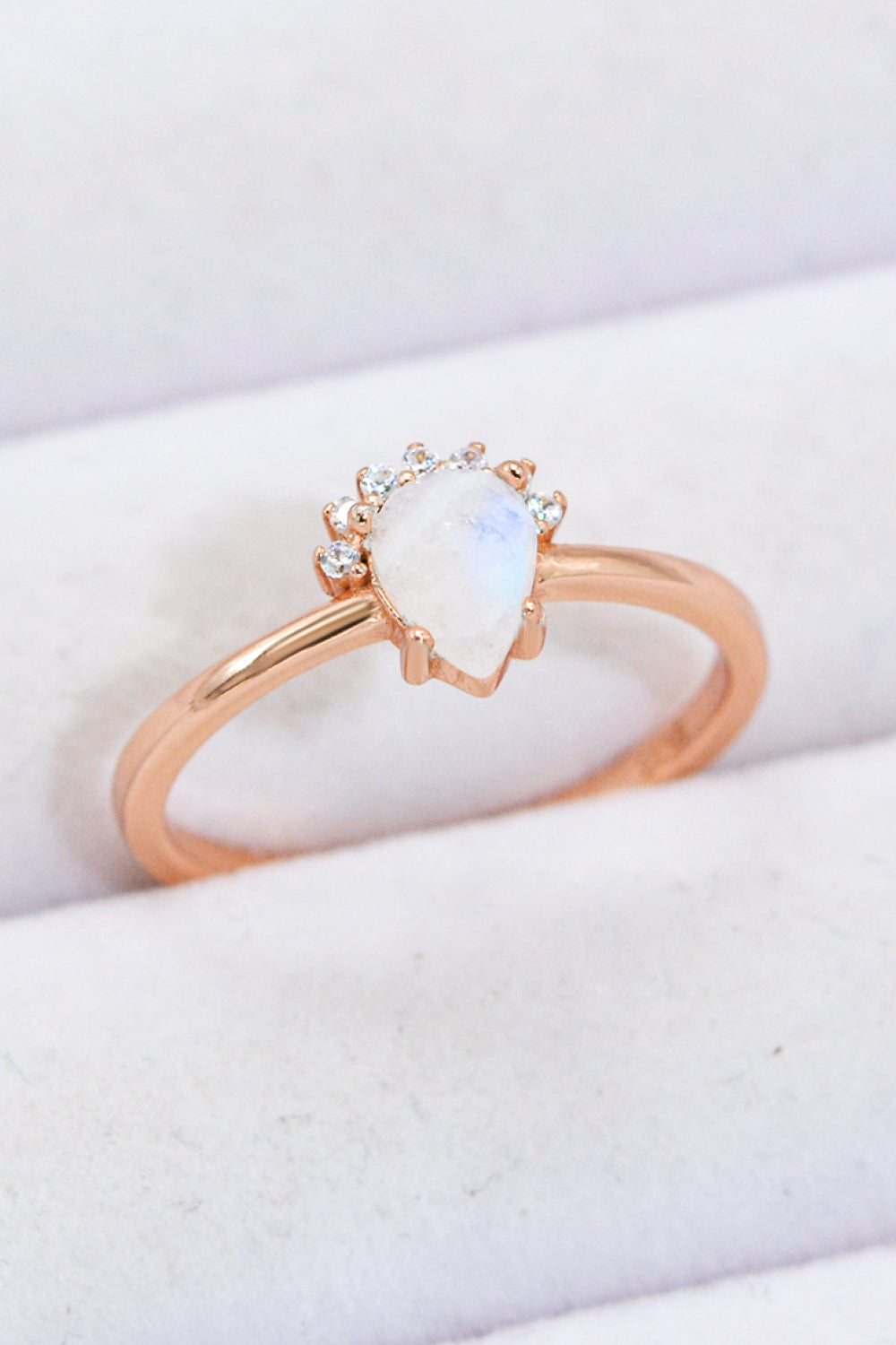 Anillo de piedra lunar natural con forma de pera chapada en oro rosa de 18 quilates