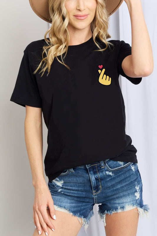 Simply Love Finger Heart Emoji camiseta de algodón con gráfico