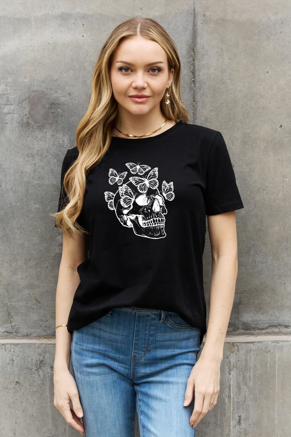 Camiseta de algodón con gráfico de calavera de mariposa de Simply Love