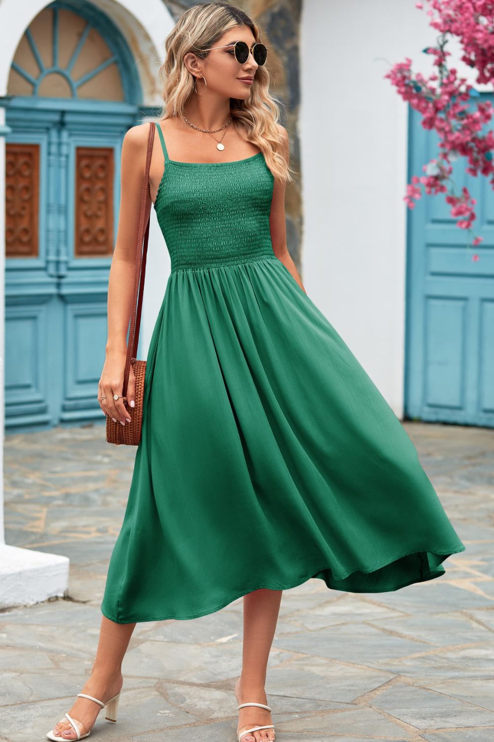 Vestido midi con tirantes de espagueti fruncido