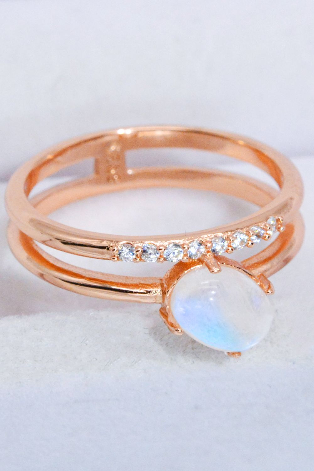 Anillo de doble capa con piedra de luna natural y circón