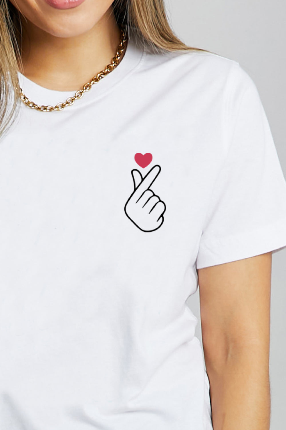 Simply Love Finger Heart Emoji camiseta de algodón con gráfico