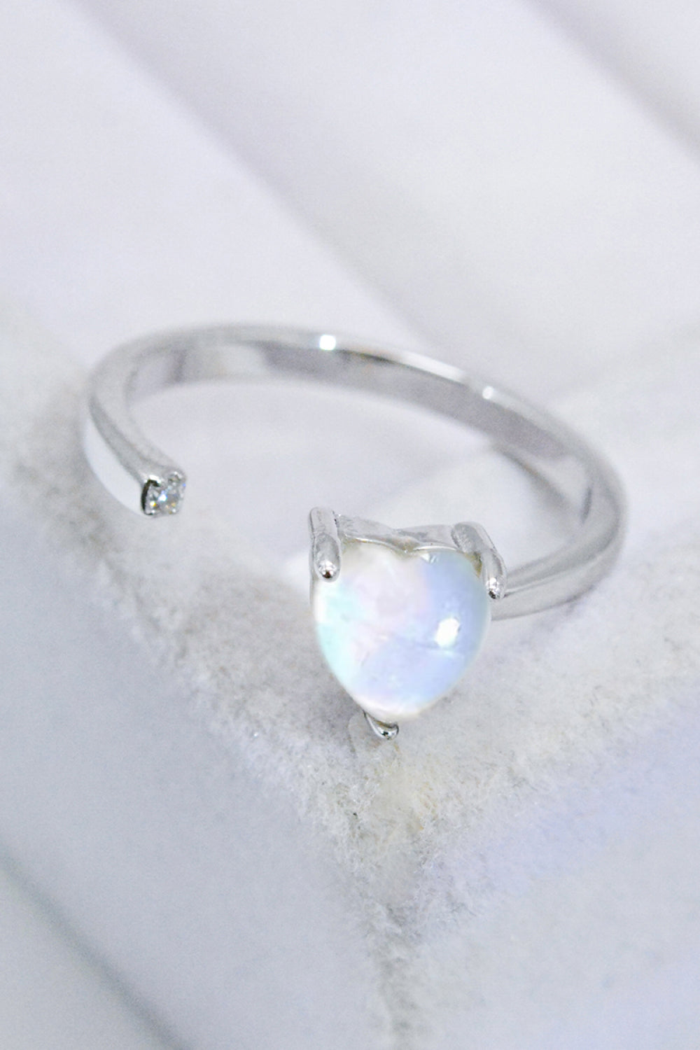 Anillo abierto ajustable con corazón de piedra lunar incrustado