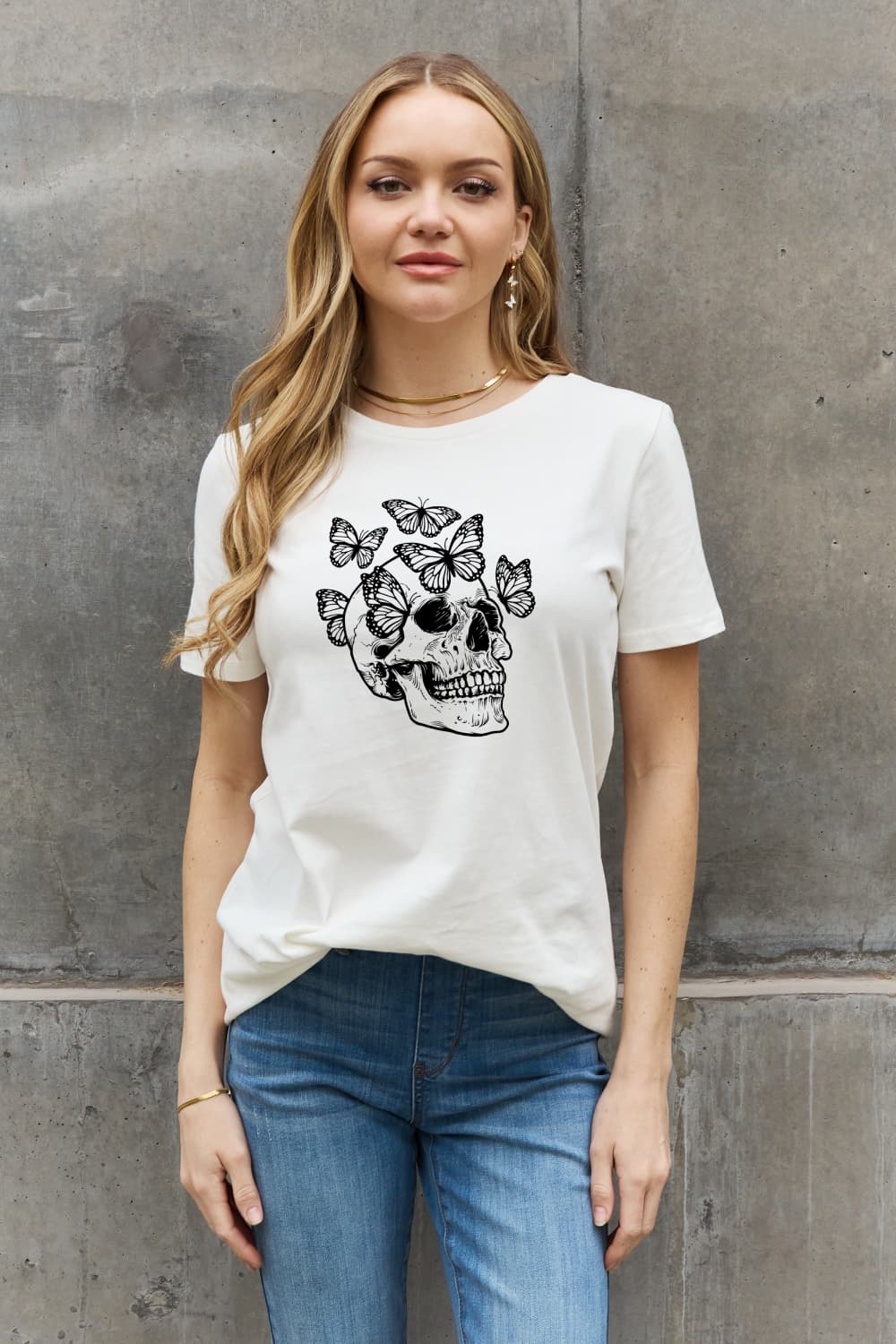 Camiseta de algodón con gráfico de calavera de mariposa de Simply Love