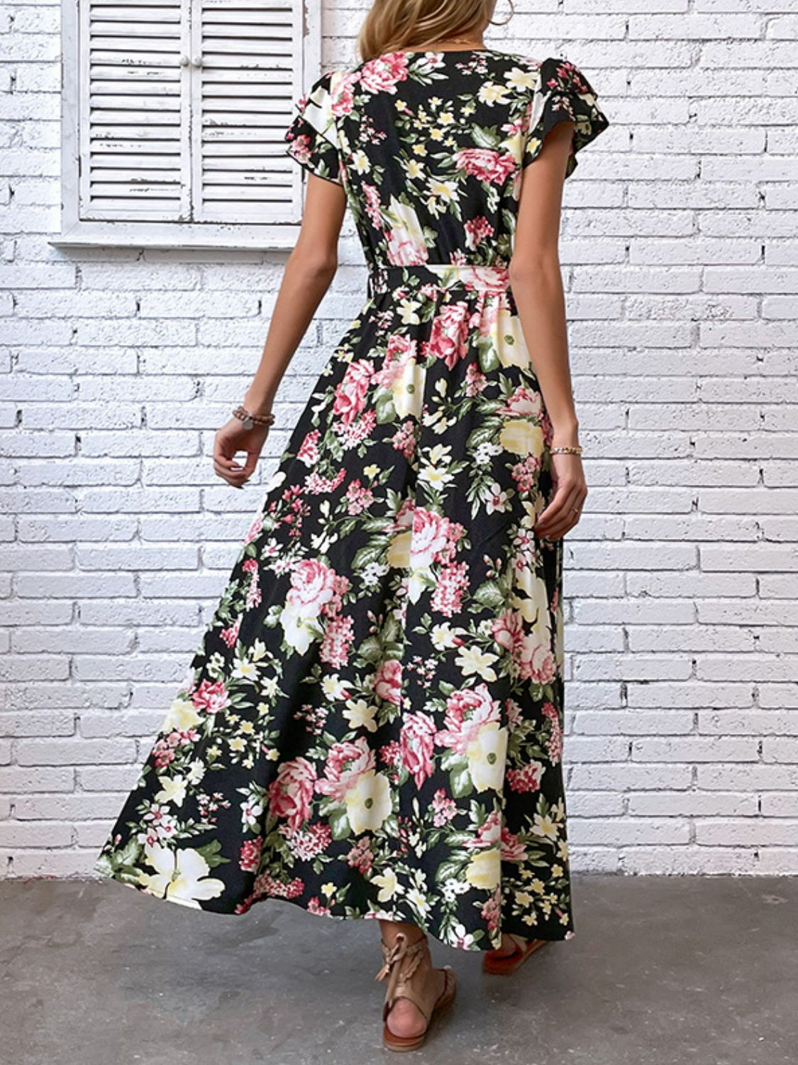 Vestido floral con mangas acampanadas y lazo en la cintura