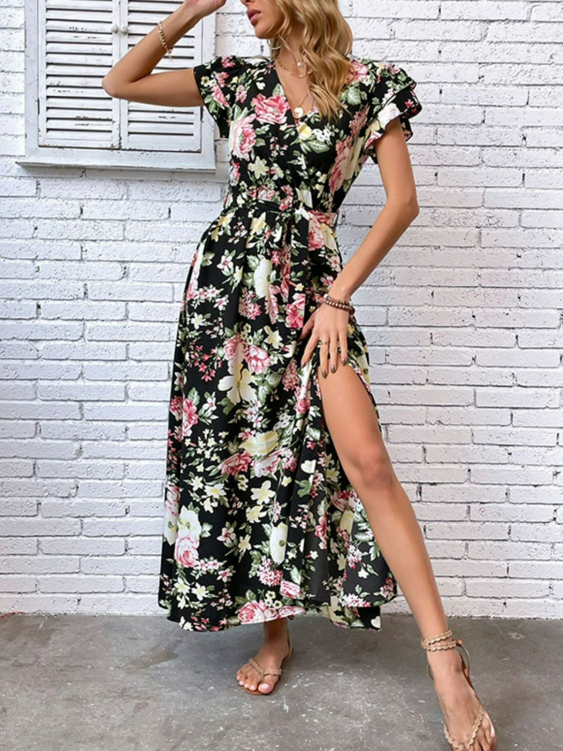 Vestido floral con mangas acampanadas y lazo en la cintura