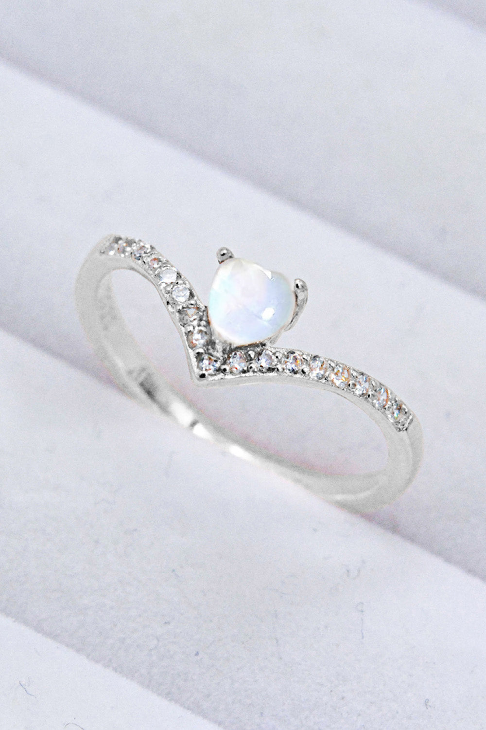 Anillo en forma de corazón con piedra lunar