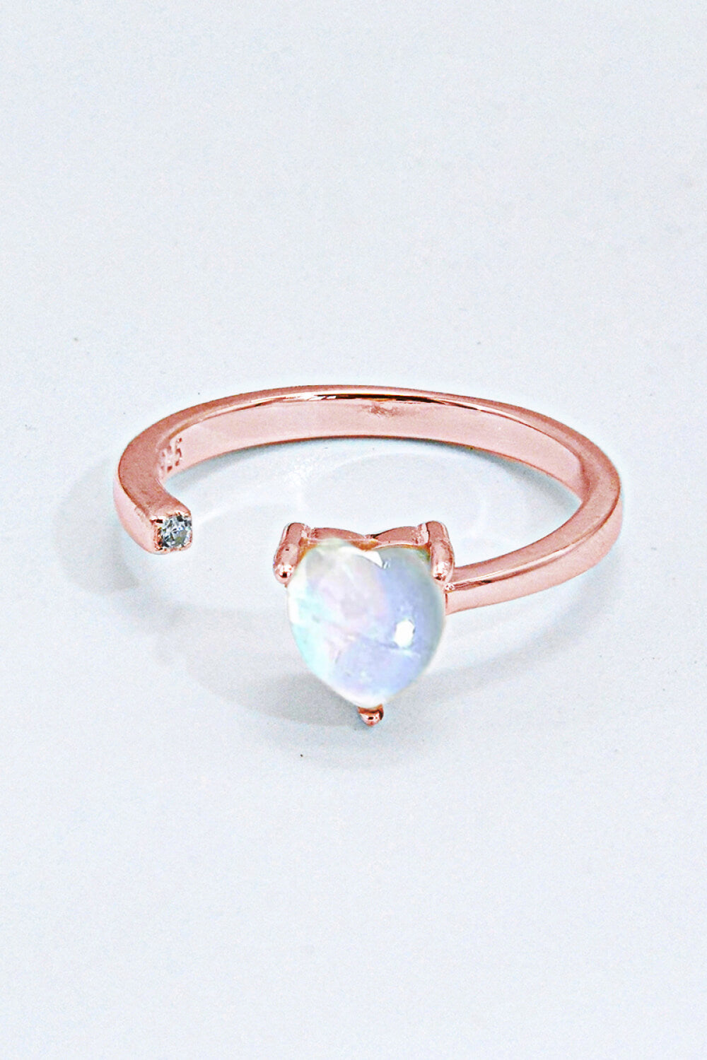 Anillo abierto ajustable con corazón de piedra lunar incrustado