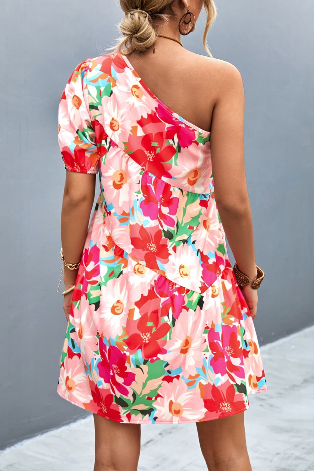 Vestido floral de manga farol con un solo hombro