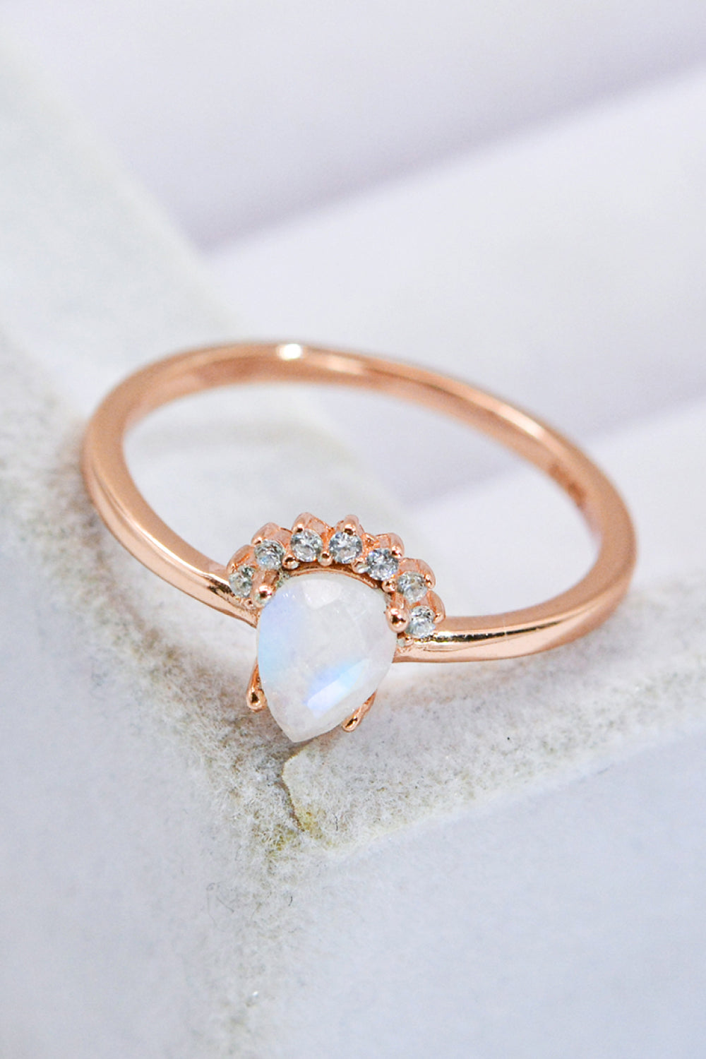 Anillo de piedra lunar natural con forma de pera chapada en oro rosa de 18 quilates