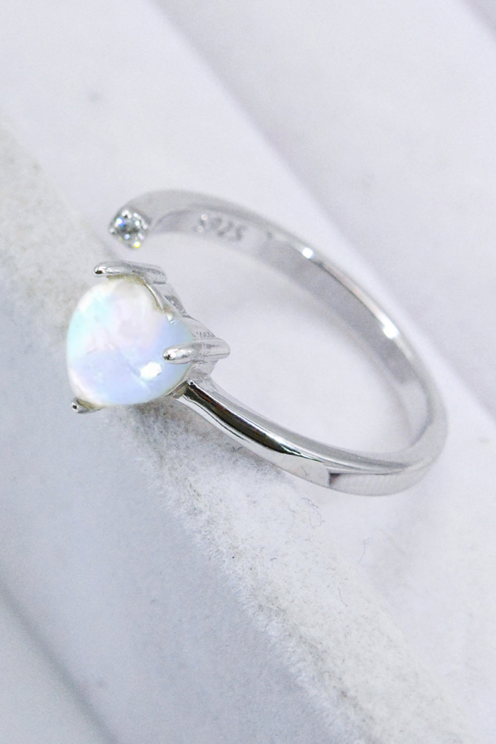 Anillo abierto ajustable con corazón de piedra lunar incrustado