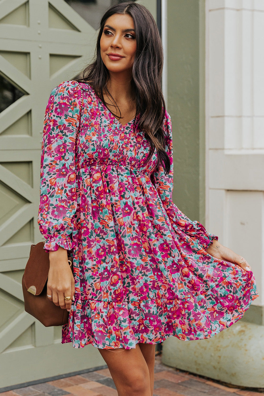 Vestido de manga volante con cuello en V y fruncido floral