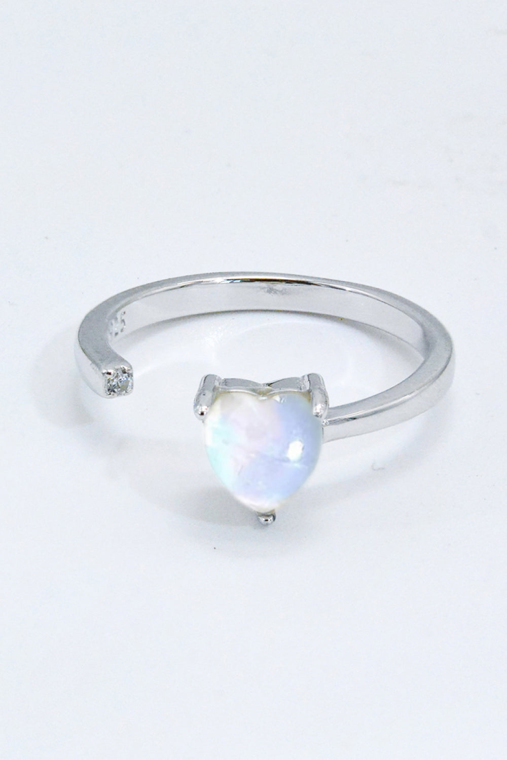 Anillo abierto ajustable con corazón de piedra lunar incrustado