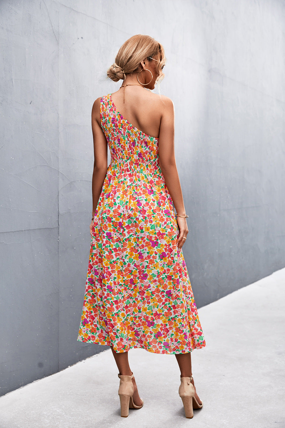 Vestido midi con hombros descubiertos y fruncido floral