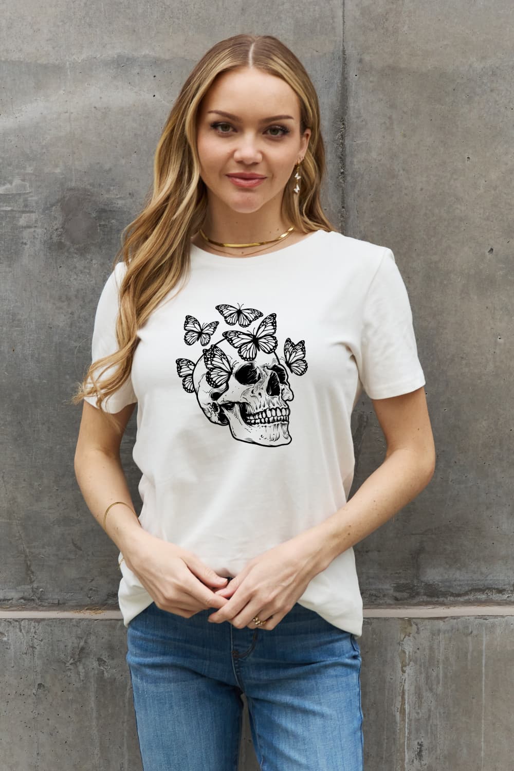 Camiseta de algodón con gráfico de calavera de mariposa de Simply Love