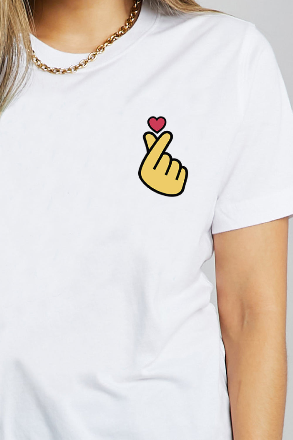 Simply Love Finger Heart Emoji camiseta de algodón con gráfico