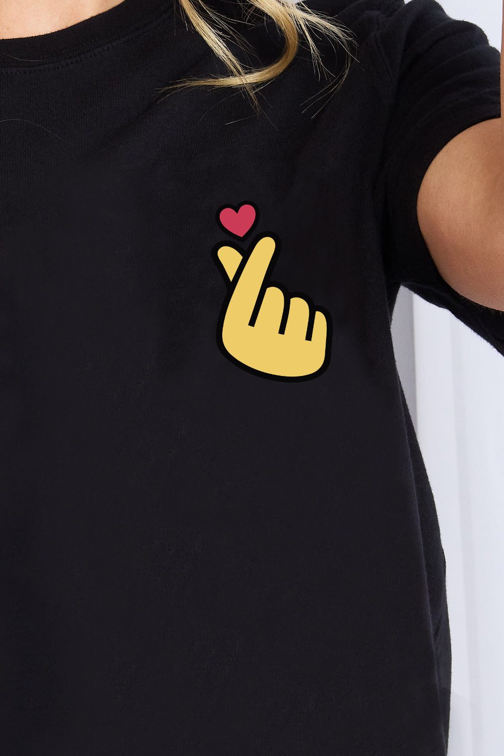 Simply Love Finger Heart Emoji camiseta de algodón con gráfico