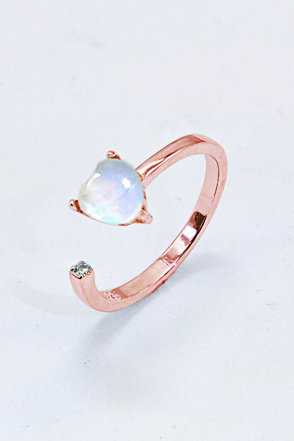 Anillo abierto ajustable con corazón de piedra lunar incrustado