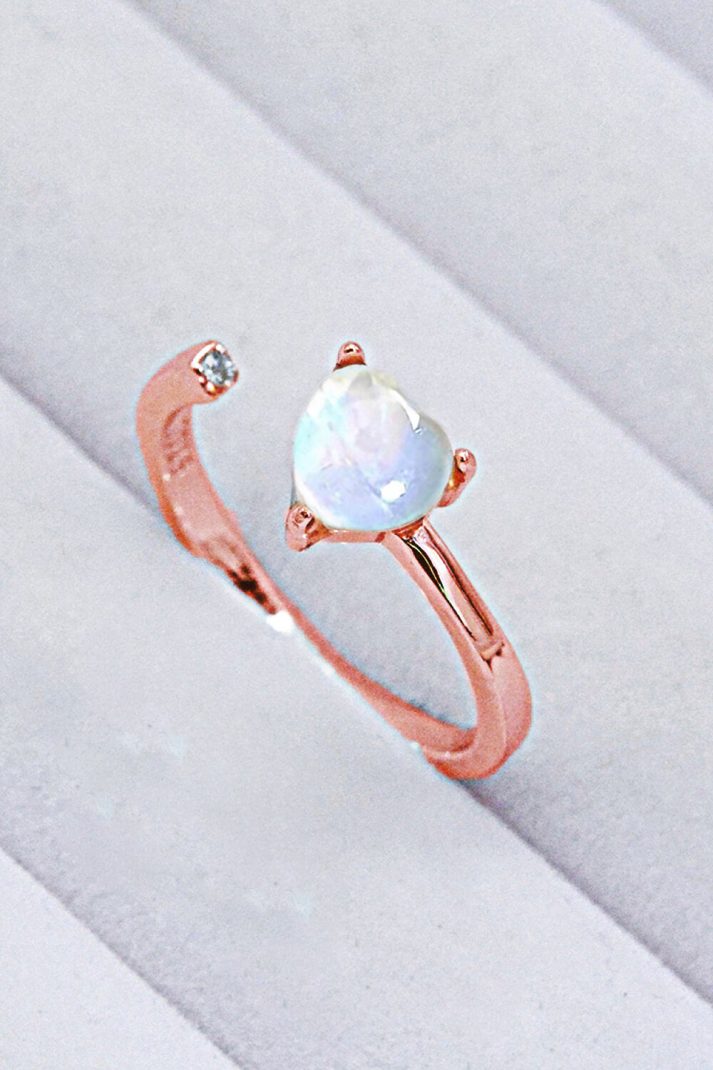 Anillo abierto ajustable con corazón de piedra lunar incrustado