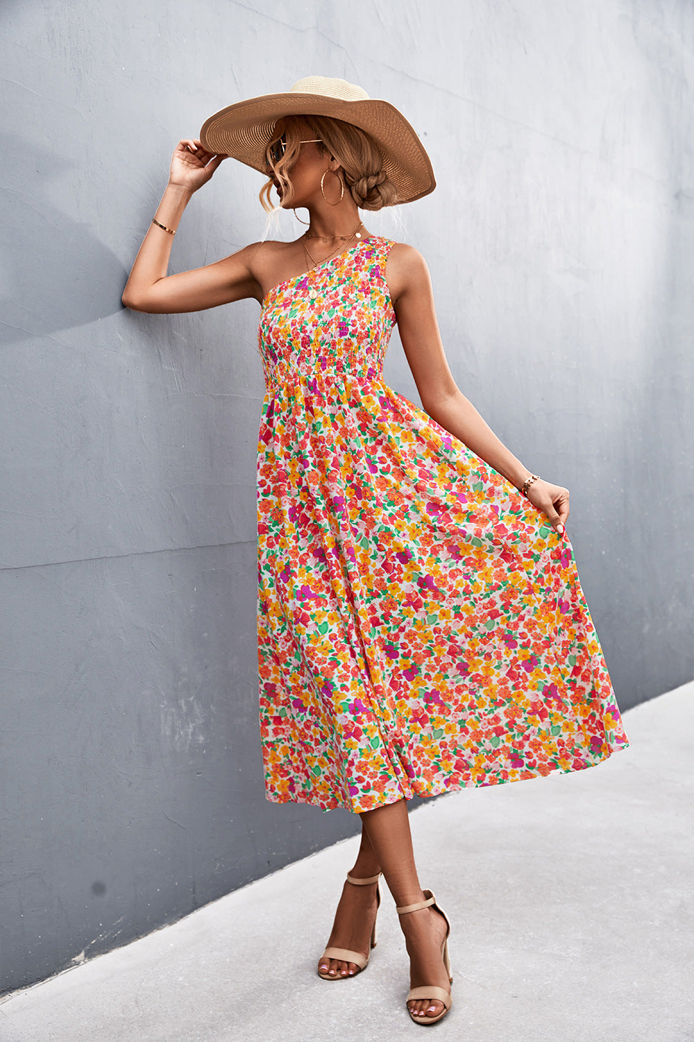 Vestido midi con hombros descubiertos y fruncido floral