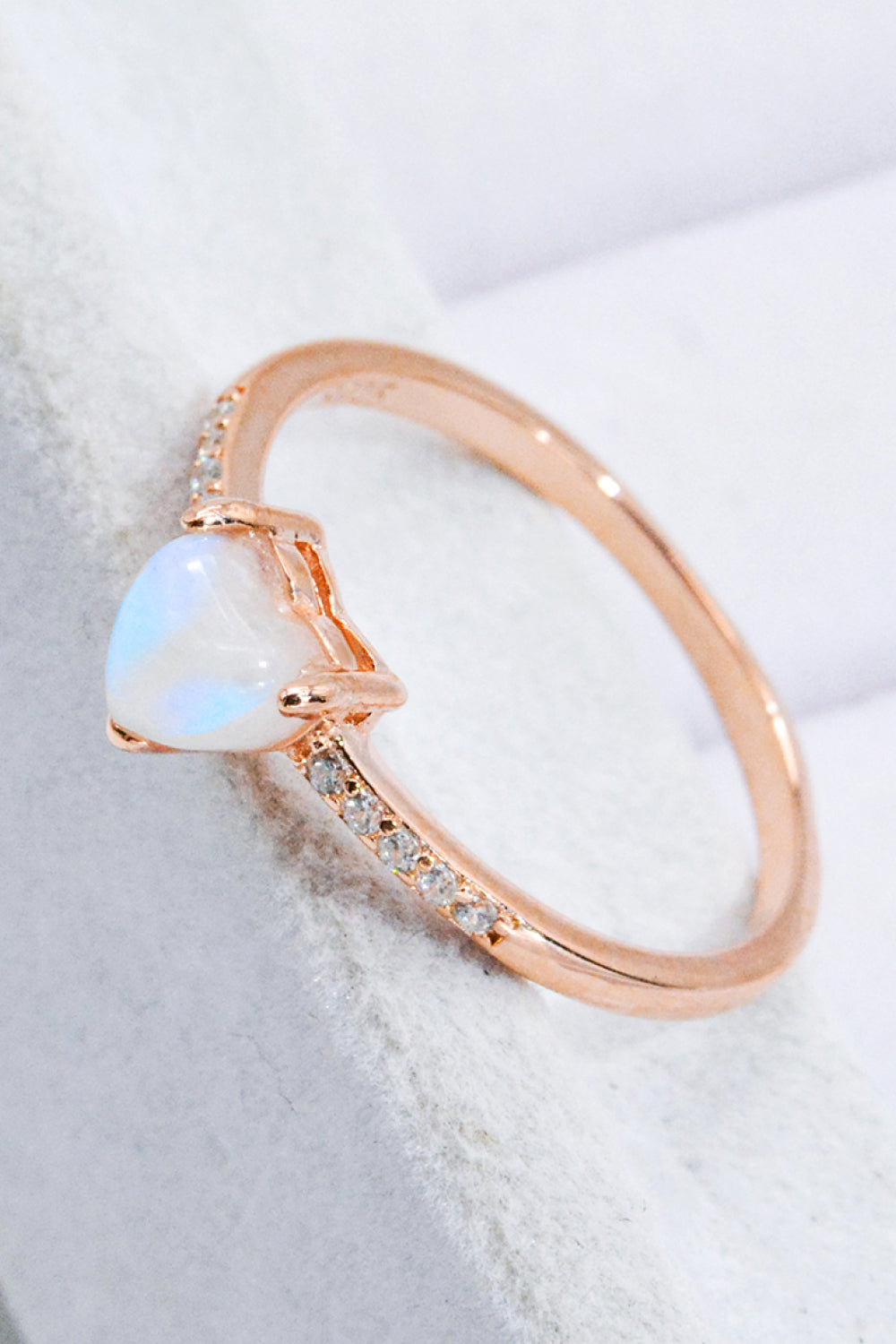 Anillo con baño de oro rosa de 18 quilates con corazón de piedra lunar natural